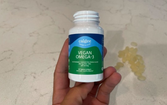 holding calgee vegan omega 3